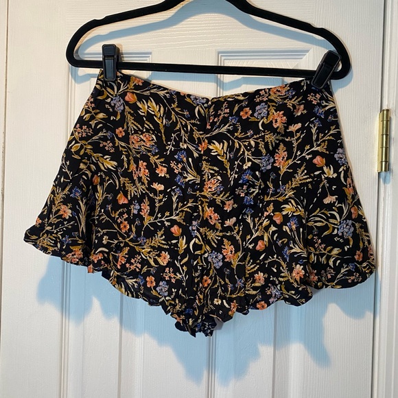 Urban Outfitters Kimchi Blue Floral Ruffle Shorts in Black/Gold - Picture 6 of 9